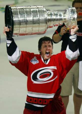 Rod Brind'Amour, kapitán Caroliny, mohl jako první hráč vítězů pozvednout nad hlavu Stanley Cup. | Foto: Reuters