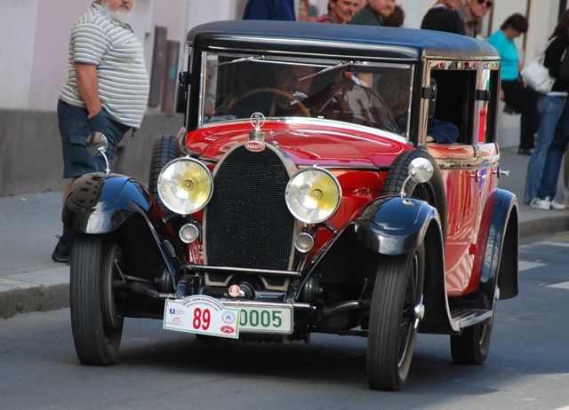 Jedním z nejvzácnějších vozů, které se účastnily letošního ročníku, byl tenhle exmeplář Bugatti | Foto: Radek Pecák