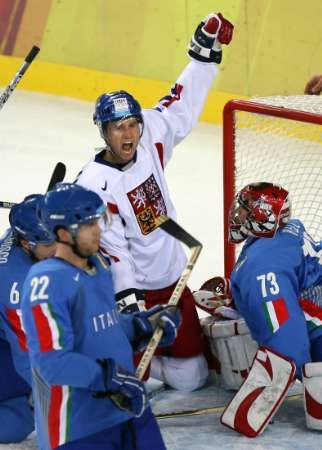 Václav Prospal (v bílém) poté, co dal Italům branku. Vpravo je italský gólman Günther Hell a s číslem 22 Stefano Margoni. | Foto: Reuters