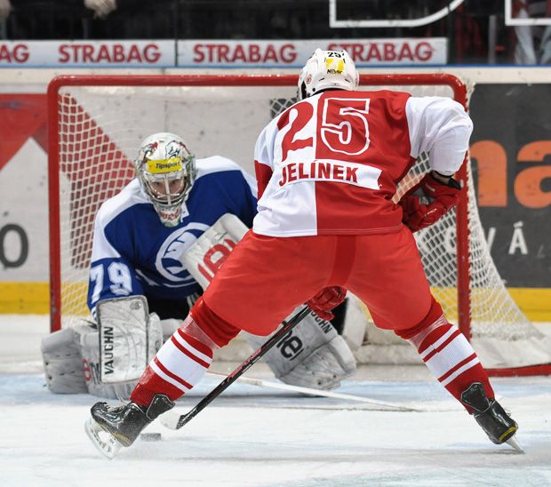 Luboš Horčička likviduje nájezd Petra Jelínka | Foto: hc-slavia.cz