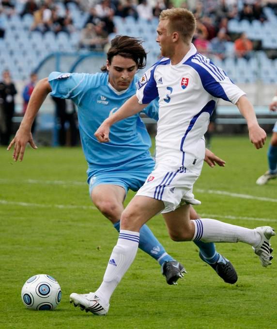 Hanzel a Simoncini v zápase Slovenska se San Marinem | Foto: Reuters