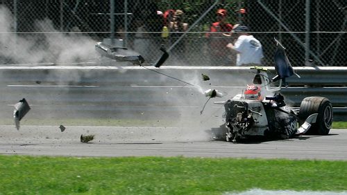 Robert Kubica se svým vozem BMW-Sauber těžce havaroval při Velké ceně Kanady. | Foto: Aktuálně.cz