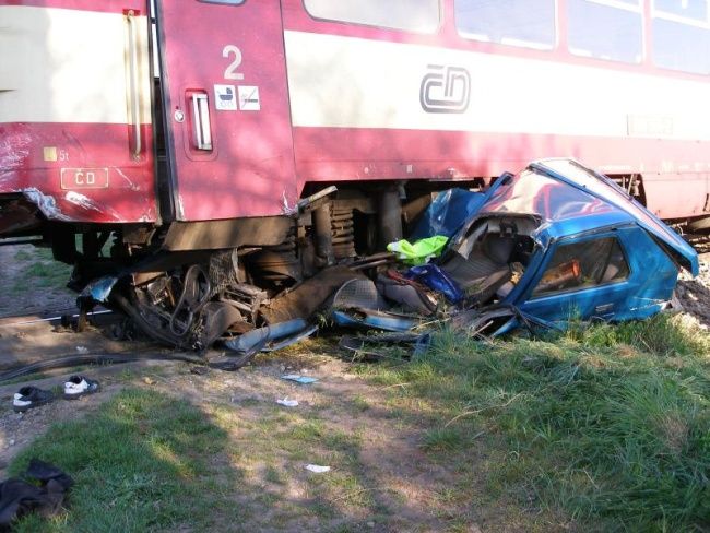 Vlak za sebou táhl osobní vůz čtvrt kilometru | Foto: HZS Královehradeckého kraje