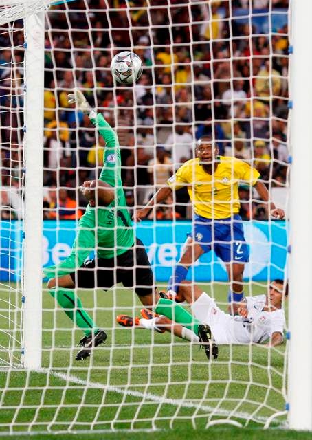 Maicón střílí gól USA na poháru FIFA a definitivně tak pečetí výsledek na 3:0. | Foto: Reuters