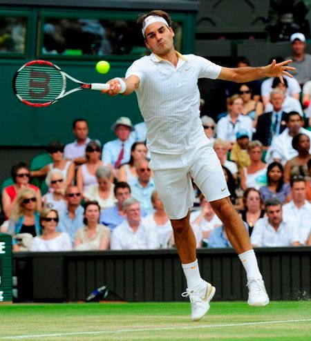 Lleyton Hewitt vrací míč Radku Štěpánkovi v osmifinále Wimbledonu. | Foto: Reuters