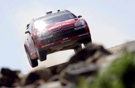 Sebastien Loeb je zatím na rallye v Sardínii suverénní. | Foto: Reuters