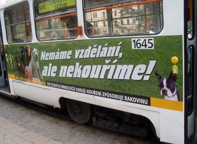 Jedna z tramvají jezdících Brnem upozorňuje na riziko rakoviny | Foto: Jiří Hloušek