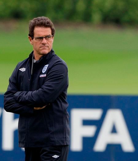 Kouč Anglie FAbio Capello pečlivě sleduje přípravu mužstva. | Foto: Reuters