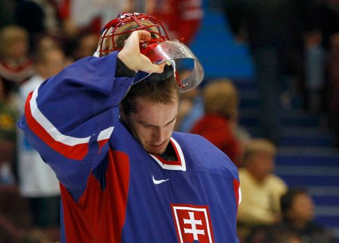 ... na druhé smutek v podání slovenského brankáře Haláka. | Foto: Reuters