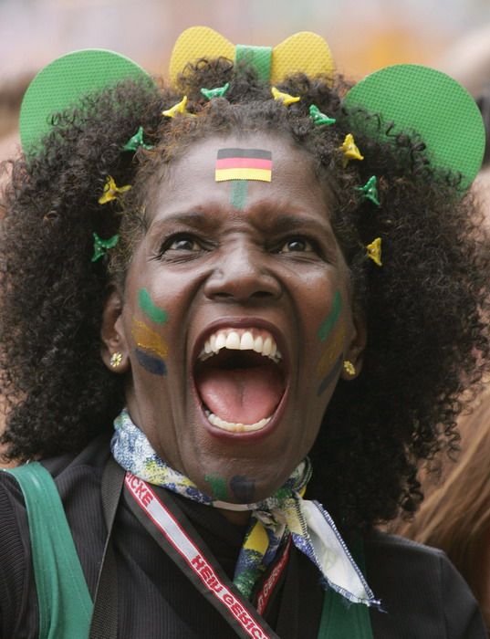 Góóól! Brazilská fanynka se raduje z gólu v brance Ghany. | Foto: Reuters