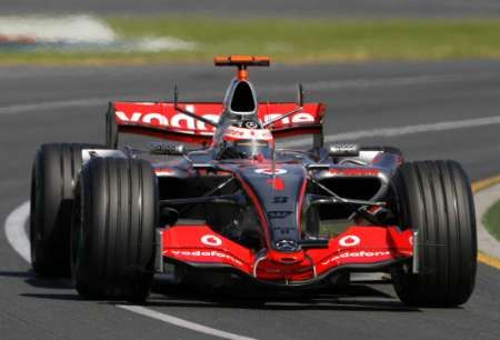 Fernando Alonso s McLarenem na trati kvalifkace Velké ceny Austrálie. | Foto: Reuters