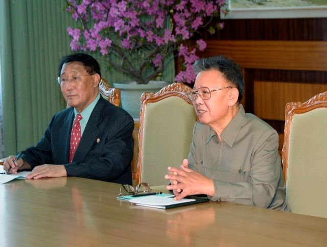 ...a ta korejská. Kim Čong-il s úsměvem: takto ho příliš často nevidíme. | Foto: Reuters