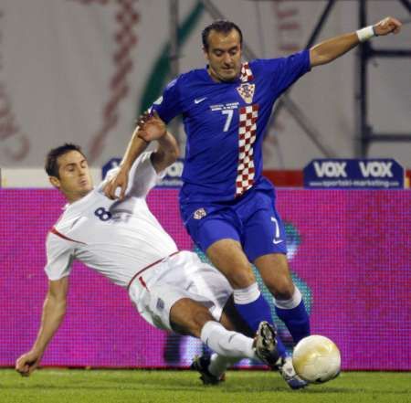 Anglický fotbalista Frank Lampard (vlevo) se snaží skluzem zastavit Milana Rapajiče z Chorvatska v kvalifikaci na ME 2008. | Foto: Reuters