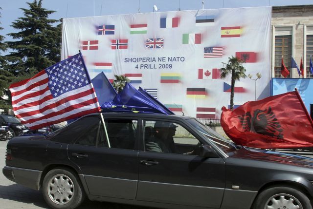 Oslavy vstupu do NATO v ulicích Tirany. | Foto: Reuters