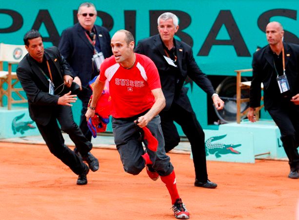 Jeden z diváků vběhl při finále Roland Garros na kurt. A ochranka měla plné ruce práce. | Foto: Václav Rojík