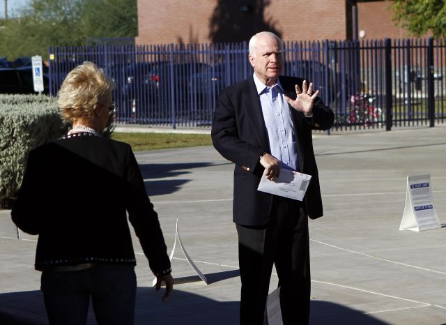 Senátor John McCain s manželkou Cindy před volební místností v Phoenixu. McCain senátorské křeslo obhájil. | Foto: Reuters