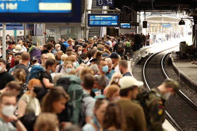 A teď ještě vybrat zatáčku... Poslední víkend, během nějž v Německu platila letní síťová jízdenka za 9 eur, přilákal na železnici davy. (Centrální nádraží v Hamburku.) | Foto: ČTK/DPA/Marks Bodo