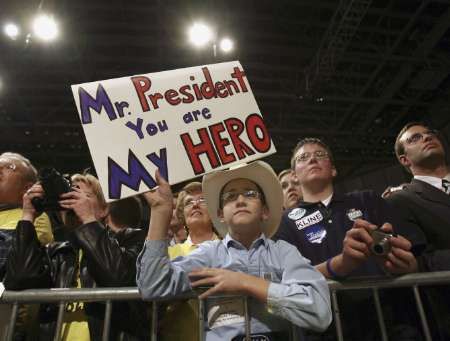 Pro velkou část republikánů je prezident George Bush stále hrdinou. Smyslem jeho předvolební spanilé jízdy bylo dostat je k volbám. | Foto: Reuters