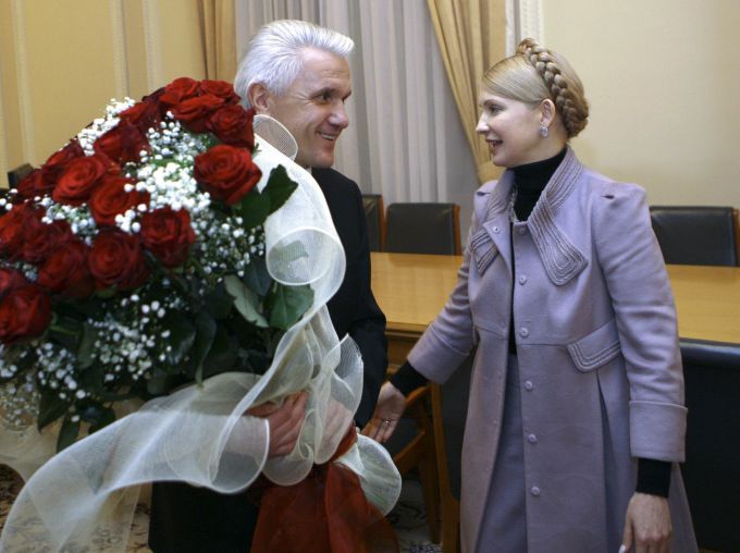 Premiérka Julia Tymošenková a nový předseda ukrajinského parlamentu Volodymyr Lytvyn | Foto: Reuters