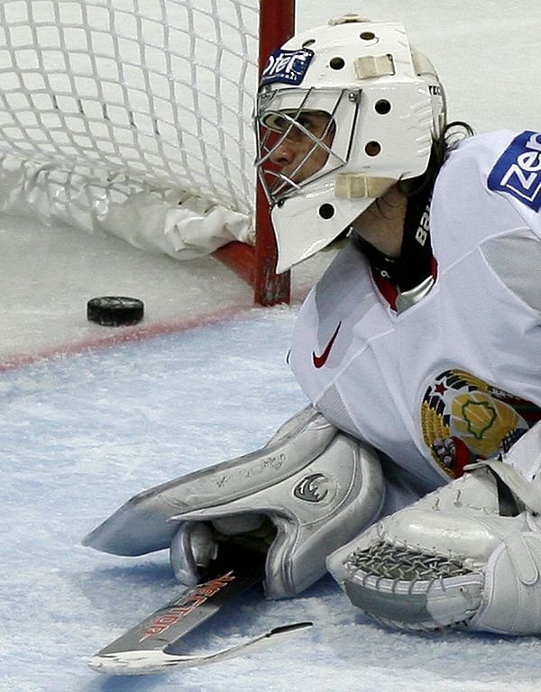 Běloruský gólman Stepan Gorjčevskich jen smutně kouká na puk, který Kanaďané dostali do jeho branky. | Foto: Reuters