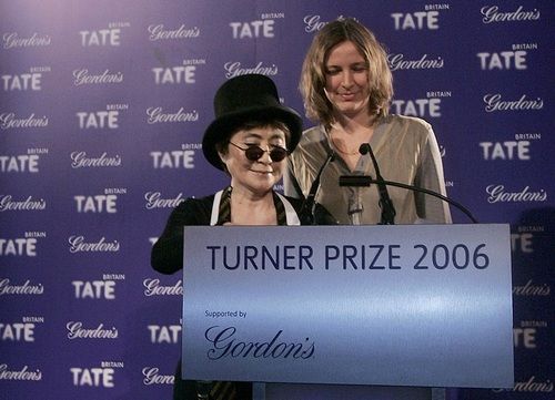 Neměcká rodačka Tomma Abtsová, vítězka letošní Turnerovy ceny a Yoko Ono v prestižní londýnské galerii Tate. | Foto: Reuters