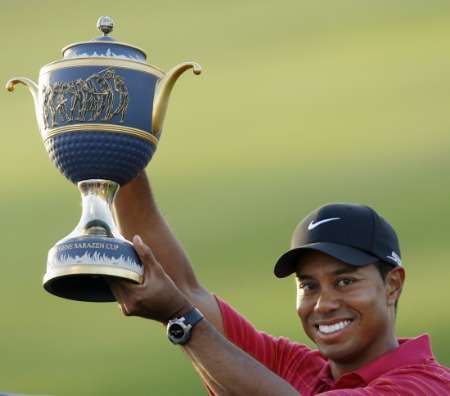 Americký golfista Tiger Woods s trofejí pro vítěze světového šampionátu v Miami. | Foto: Reuters