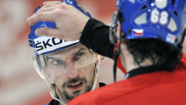 RADEK MARTÍNEK (36 let) je smolař. Kdyby ho tolik neničila zranění, možná by byl v NHL jedním z nejlepších obránců. Za poslední dvě sezony ale Martínek v Columbusu a pak Islanders odehrál jen dvacet zápasů a to ho v šestatřiceti letech na trhu volných hráčů nestaví do dobré pozice. Dostane ještě někde šanci? | Foto: ČTK