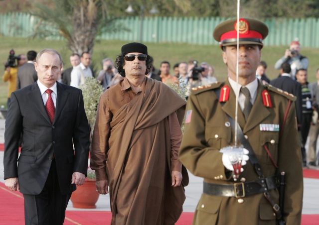 Ruský prezident Vladimir Putin a jeho libyjský protějšek Muammar Kaddáfí při uvítacím ceremoniálu u Kaddáfího rezidence 17. dubna 2008. | Foto: ČTK