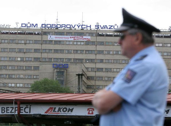 Již od rána se srocovali demonstranti u centrály odborových svazů a zablokovali dopravu. | Foto: Ludvík Hradilek