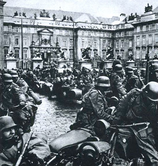 Motorizované jednotky wehrmachtu zajistily mezi prvními Pražský hrad. | Foto: Vojenský historický archiv