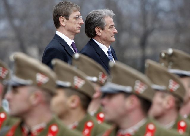 Albánský premiér Sali Beriša (vpravo) s maďarským protějškem Ferencem Gyurcsánym. | Foto: Reuters