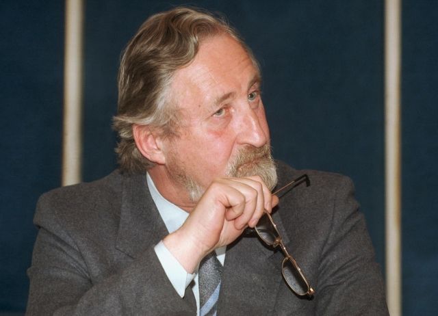 Miloslav Petrusek , 15. 10. 1936 – 19. 8. 2012, sociolog 
 Přední český sociolog Miloslav Petrusek zemřel ve věku 75 let. Bývalý děkan Fakulty sociálních věd Univerzity Karlovy (UK), který trpěl dlouhodobými zdravotními potížemi, také v devadesátých letech předsedal Masarykově československé sociologické společnosti. Byl rovněž prorektorem UK. 
 Petrusek byl také jedním ze zakladatelů Knihovny Václava Havla. Byl členem poradní skupiny prezidenta. 
 Článek:

 http://blog.aktualne.centrum.cz/blogy/martin-potucek.php?itemid=17275 
ID: 520985 | Foto: ČTK