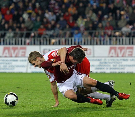 Faulů před koncem utkání přibývalo, ani tak si ale Sparťané se Slavisty moc neporadili. | Foto: Tomáš Adamec, Aktuálně.cz