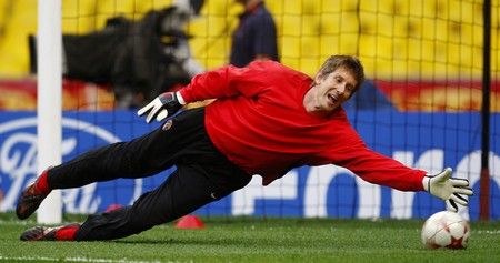 Edwin van der Sar na tento míč dosáhl. | Foto: Reuters