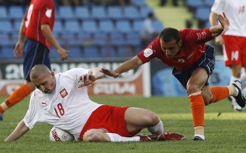 Arménský fotbalista Jeghiš Melikijan (vpravo) v souboji s Polákem Mariuszem Lewandowskim v kvalifikačním zápase o EURO 2008. | Foto: Reuters