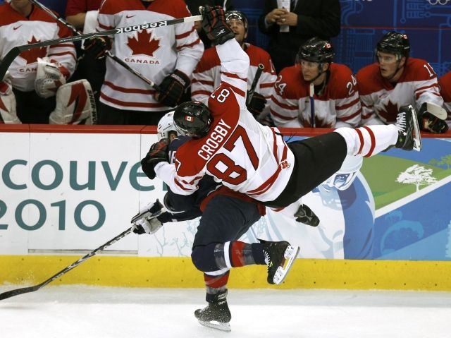 Pavelski učí létat Crosbyho. | Foto: Reuters