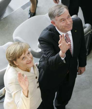 Německá kancléřka Angela Merkelová a prezident Horst Köhler mávají na diváky na mnichovském stadionu. | Foto: Reuters