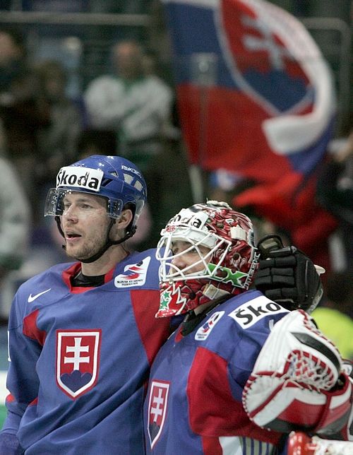 SLovenský obránce Zdeno Chára (vlevo) a gólman Karol Križan se radují z vítězství nad Českem. | Foto: Reuters