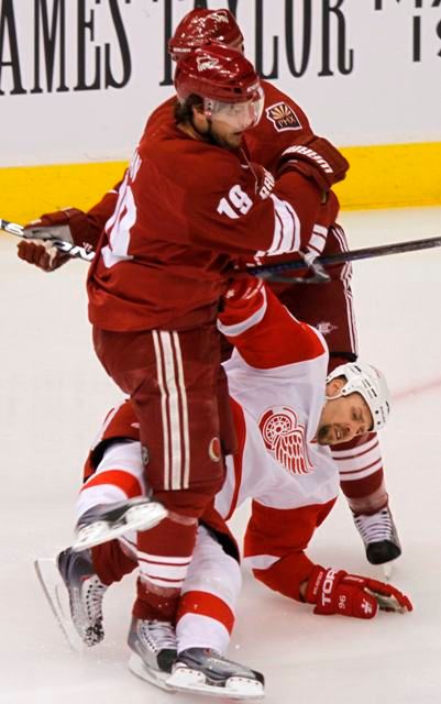 Thomas Holmström v mlýnku hráčů Phoenixu. | Foto: Reuters