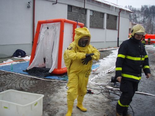 Hasič v protichemickém obleku se připravuje na zásah. | Foto: HZS Moravskoslezského kraje