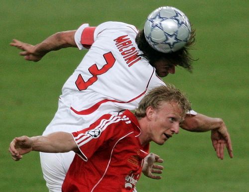 Milánský Paolo Maldini (v bílém) v hlavičkovém souboji s liverpoolským Dirkem Kuijtem. | Foto: Reuters