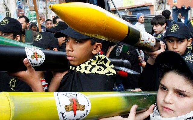 Palestinské děti s maketami raket během protestu proti izraelským útokům v Gaze v jednom z uprchlických táborů v Libanonu | Foto: Reuters