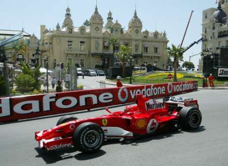 Michael Schumacher jede se svým Ferrari kolem kasina v Monte Carlu. | Foto: Reuters