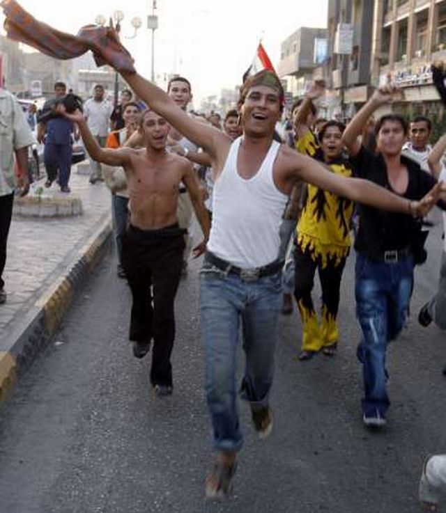 Nadšený běh ulicemi Basry. | Foto: Reuters