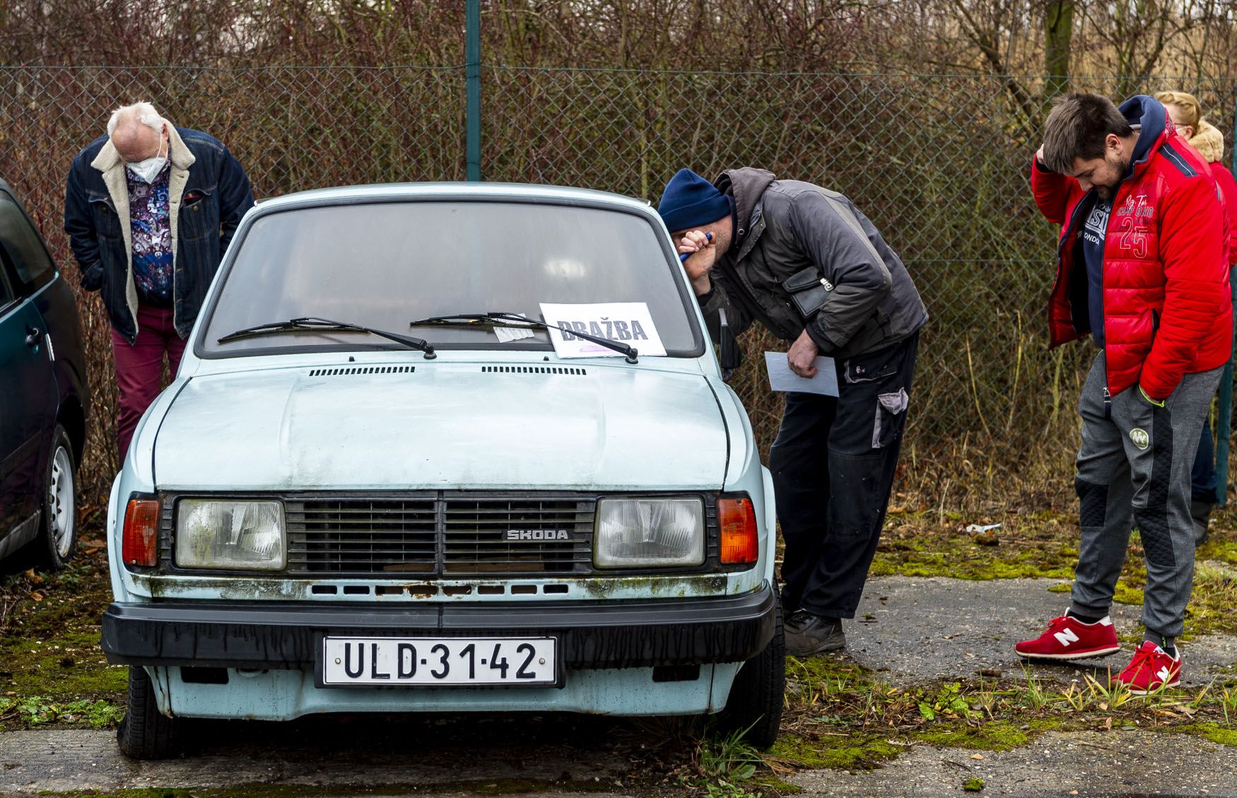 In Ústí, parked car wrecks were auctioned off.  They sold the Škoda 120 for 35 and a half thousand crowns