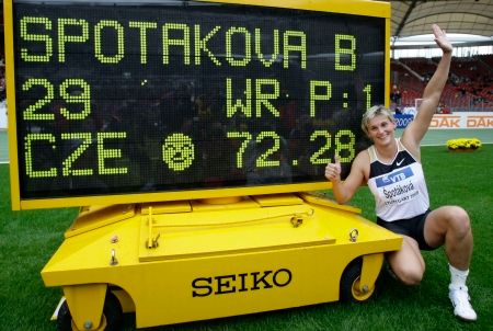 Oštěpařka Barbora Špotáková se raduje u výsledkové tabule, na níž je hodnota jejího nového světového rekordu. | Foto: Reuters