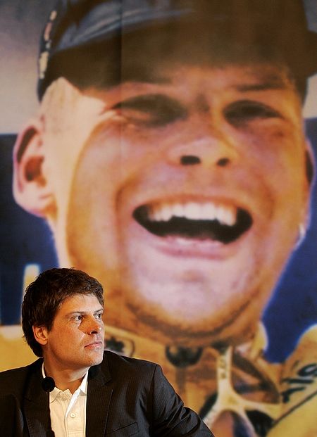 Německý cyklista Jan Ullrich na tiskové konferenci v Hamburku, kde oznámil konec závodní kariéry. | Foto: Reuters