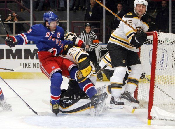 Útočník New Yorku Rangers Jaromír Jágr se sráží s brankářem Bostonu Alexem Auldem. | Foto: Reuters