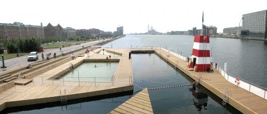 PLOT/ Harbour Bath - detail, Kopenhagen  Dřevěná plovárna při Islandském nábřeží v centrální části Kodaně s mnoha zábavnými ,,nautickými" prvky pro milovníky kapitána Nema a letních dnů v srdci dánské metropole. | Foto: Archív Galerie Jaroslava Fragnera