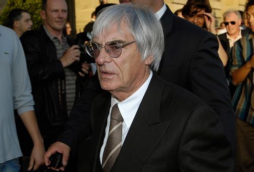 Boss formule jedna Bernie Ecclestone opouští jednání Světové rady motoristického sportu o trestu pro McLaren. | Foto: Reuters